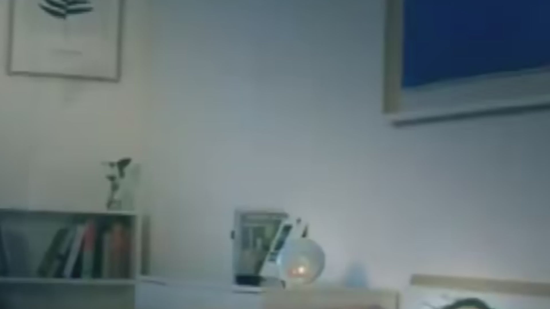 Charger la vidéo : Réveil simulateur d’aube SmartVibe avec lumière progressive et ambiance relaxante